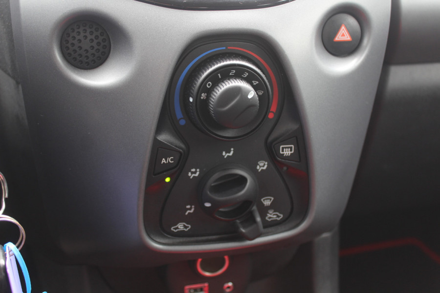 Toyota Aygo 1.0 VVT-i x-play / Camera / Navigatie / 15'' / Cruise Control / Bluetooth / LED Dagrijvelrichting