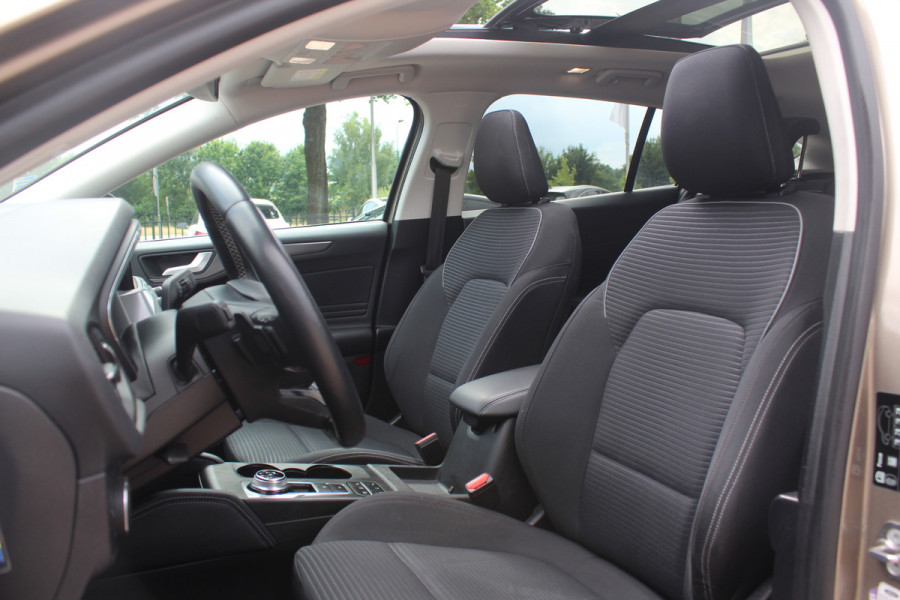 Ford FOCUS Wagon 1.0 EcoBoost Titanium Business / Trekhaak / Panoramadak / Camera / Head-up / B&O / 19'' / Keyless / Navigatie / Stuurverwarming / Dodehoek / DAB / Stoelverwarming / Cruise Control