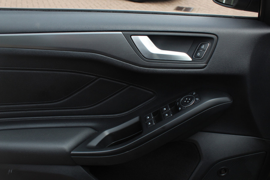 Ford FOCUS Wagon 1.0 EcoBoost Titanium Business / Trekhaak / Panoramadak / Camera / Head-up / B&O / 19'' / Keyless / Navigatie / Stuurverwarming / Dodehoek / DAB / Stoelverwarming / Cruise Control
