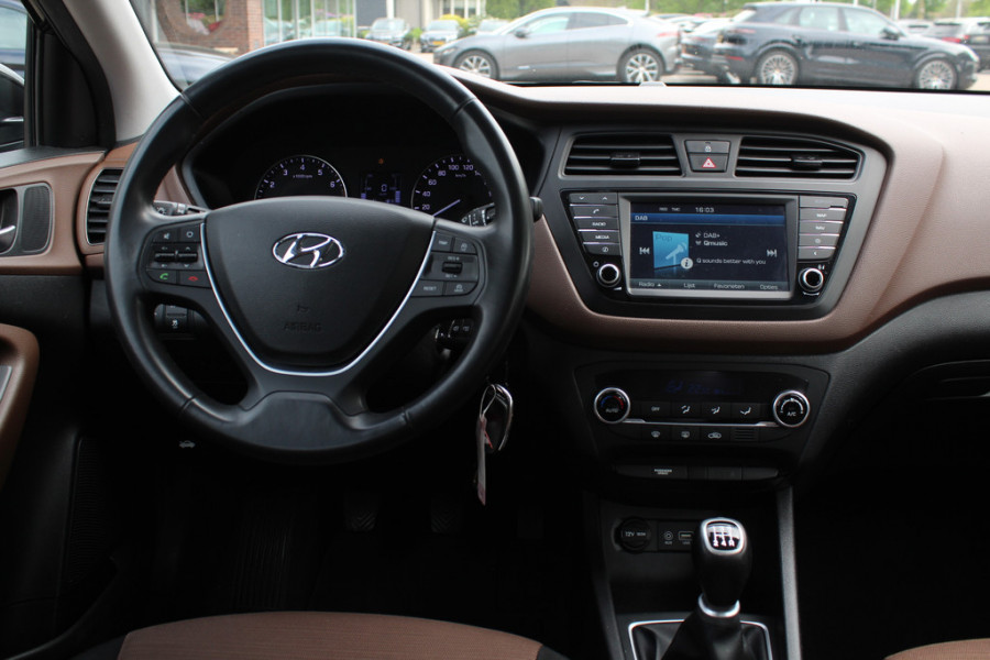 Hyundai i20 1.0 T-GDI Comfort / Trekhaak / Camera / Navigatie / Parkeerhulp achter / Cruise Control / Getint glas