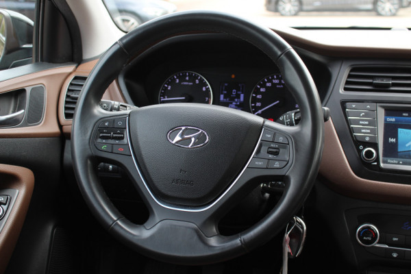 Hyundai i20 1.0 T-GDI Comfort / Trekhaak / Camera / Navigatie / Parkeerhulp achter / Cruise Control / Getint glas