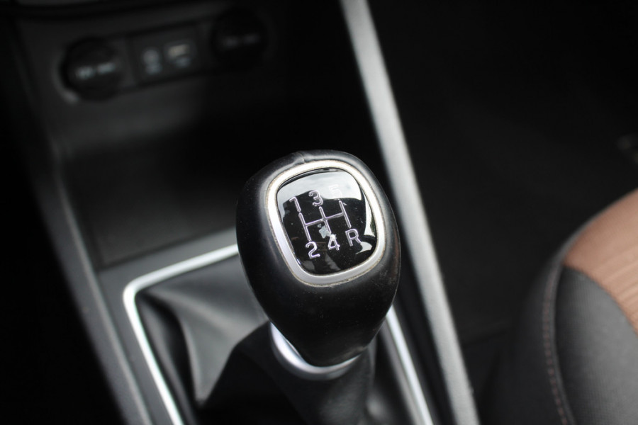 Hyundai i20 1.0 T-GDI Comfort / Trekhaak / Camera / Navigatie / Parkeerhulp achter / Cruise Control / Getint glas