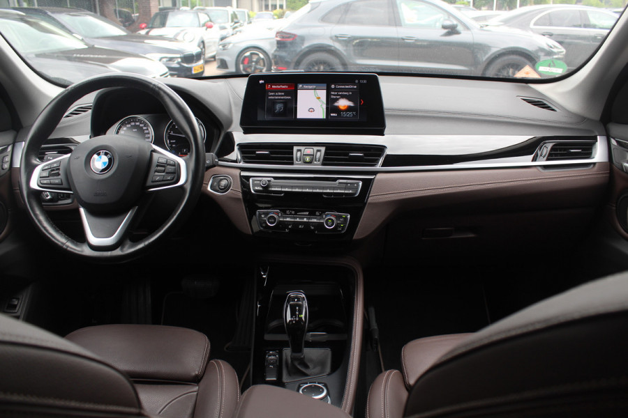 BMW X1 sDrive20i VDL Nedcar Edition / Trekhaak / Camera / Head-up / Leder / 19'' / Keyless / Navigatie / ACC / Sportstoelen / Stoelverwarming / DAB