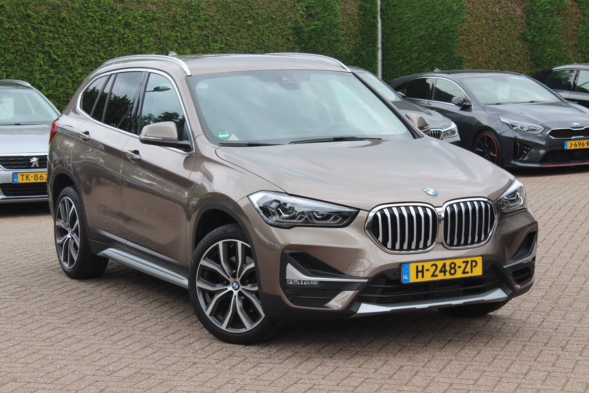 BMW X1 sDrive20i VDL Nedcar Edition / Trekhaak / Camera / Head-up / Leder / 19'' / Keyless / Navigatie / ACC / Sportstoelen / Stoelverwarming / DAB BMW X1 sDrive20i VDL Nedcar Edition / Trekhaak / Camera / Head-up / Leder / 19'' / Keyless / Navigatie / ACC / Sportstoelen / Stoelverwarming / DAB