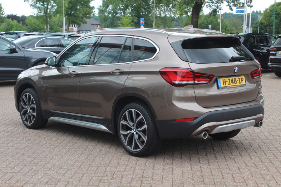 BMW X1 sDrive20i VDL Nedcar Edition / Trekhaak / Camera / Head-up / Leder / 19'' / Keyless / Navigatie / ACC / Sportstoelen / Stoelverwarming / DAB