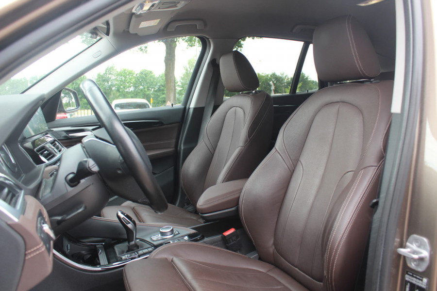 BMW X1 sDrive20i VDL Nedcar Edition / Trekhaak / Camera / Head-up / Leder / 19'' / Keyless / Navigatie / ACC / Sportstoelen / Stoelverwarming / DAB