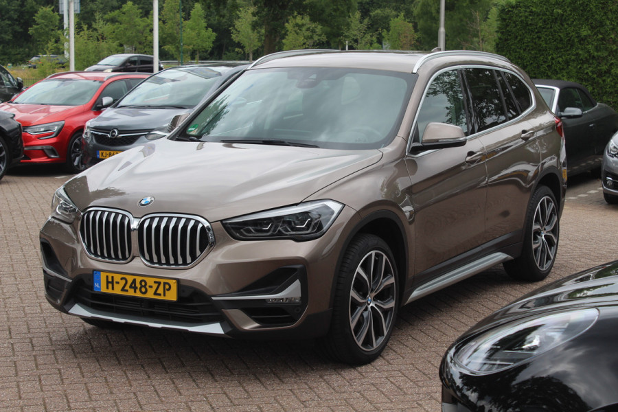 BMW X1 sDrive20i VDL Nedcar Edition / Trekhaak / Camera / Head-up / Leder / 19'' / Keyless / Navigatie / ACC / Sportstoelen / Stoelverwarming / DAB