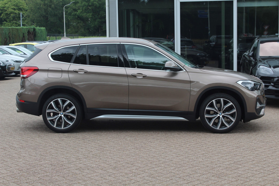 BMW X1 sDrive20i VDL Nedcar Edition / Trekhaak / Camera / Head-up / Leder / 19'' / Keyless / Navigatie / ACC / Sportstoelen / Stoelverwarming / DAB