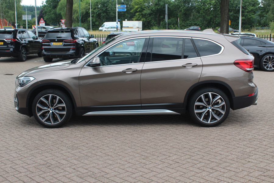 BMW X1 sDrive20i VDL Nedcar Edition / Trekhaak / Camera / Head-up / Leder / 19'' / Keyless / Navigatie / ACC / Sportstoelen / Stoelverwarming / DAB