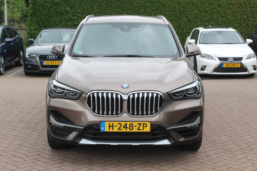 BMW X1 sDrive20i VDL Nedcar Edition / Trekhaak / Camera / Head-up / Leder / 19'' / Keyless / Navigatie / ACC / Sportstoelen / Stoelverwarming / DAB
