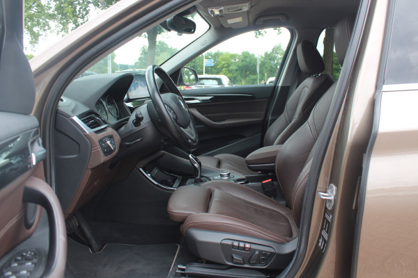 BMW X1 sDrive20i VDL Nedcar Edition / Trekhaak / Camera / Head-up / Leder / 19'' / Keyless / Navigatie / ACC / Sportstoelen / Stoelverwarming / DAB