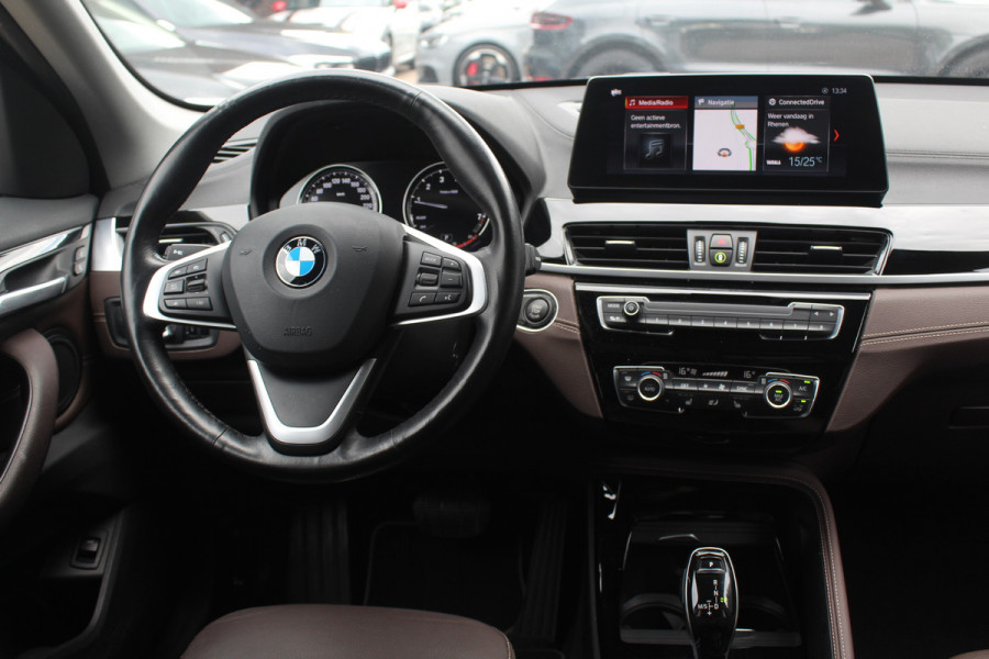 BMW X1 sDrive20i VDL Nedcar Edition / Trekhaak / Camera / Head-up / Leder / 19'' / Keyless / Navigatie / ACC / Sportstoelen / Stoelverwarming / DAB