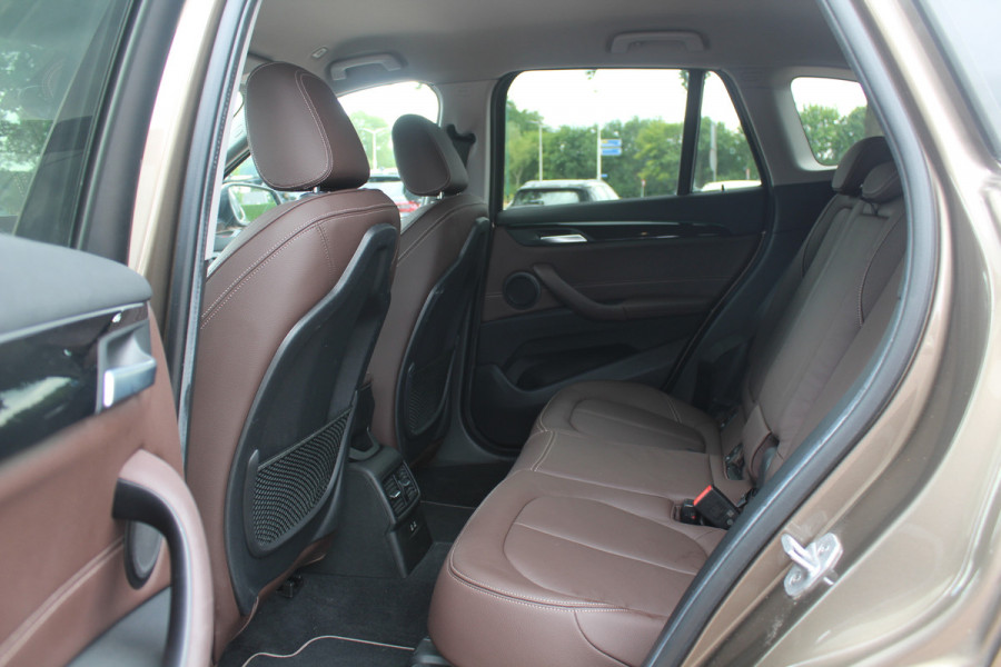 BMW X1 sDrive20i VDL Nedcar Edition / Trekhaak / Camera / Head-up / Leder / 19'' / Keyless / Navigatie / ACC / Sportstoelen / Stoelverwarming / DAB