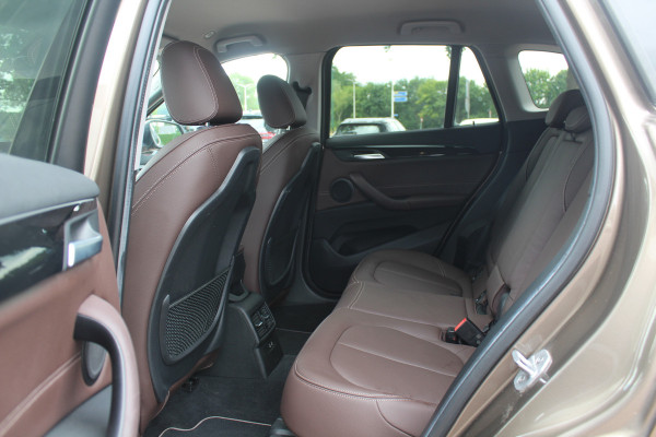 BMW X1 sDrive20i VDL Nedcar Edition / Trekhaak / Camera / Head-up / Leder / 19'' / Keyless / Navigatie / ACC / Sportstoelen / Stoelverwarming / DAB