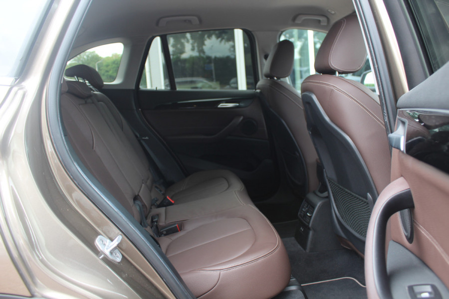 BMW X1 sDrive20i VDL Nedcar Edition / Trekhaak / Camera / Head-up / Leder / 19'' / Keyless / Navigatie / ACC / Sportstoelen / Stoelverwarming / DAB