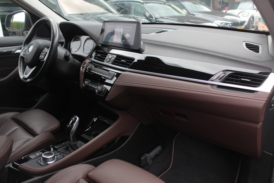 BMW X1 sDrive20i VDL Nedcar Edition / Trekhaak / Camera / Head-up / Leder / 19'' / Keyless / Navigatie / ACC / Sportstoelen / Stoelverwarming / DAB