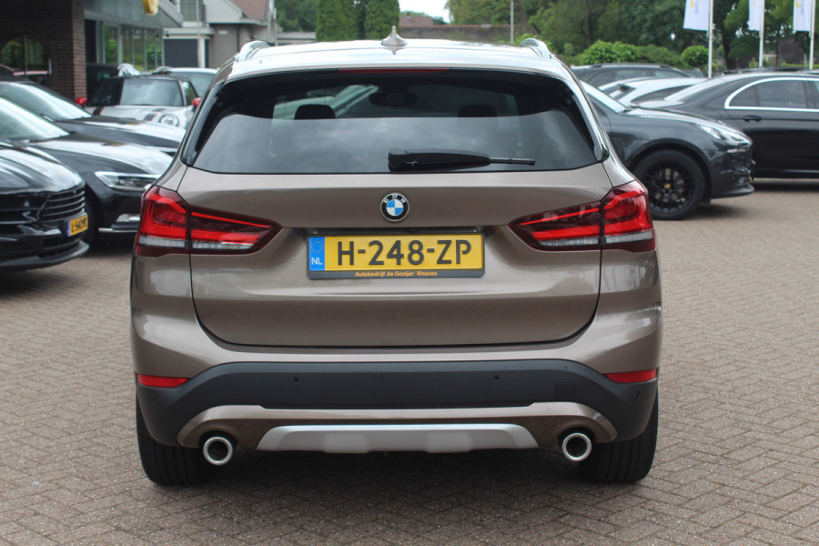 BMW X1 sDrive20i VDL Nedcar Edition / Trekhaak / Camera / Head-up / Leder / 19'' / Keyless / Navigatie / ACC / Sportstoelen / Stoelverwarming / DAB