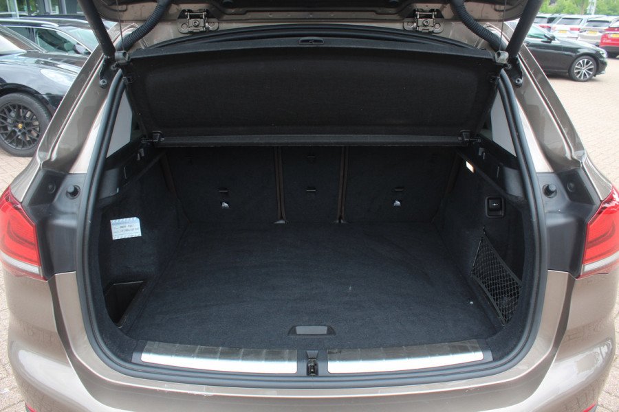 BMW X1 sDrive20i VDL Nedcar Edition / Trekhaak / Camera / Head-up / Leder / 19'' / Keyless / Navigatie / ACC / Sportstoelen / Stoelverwarming / DAB