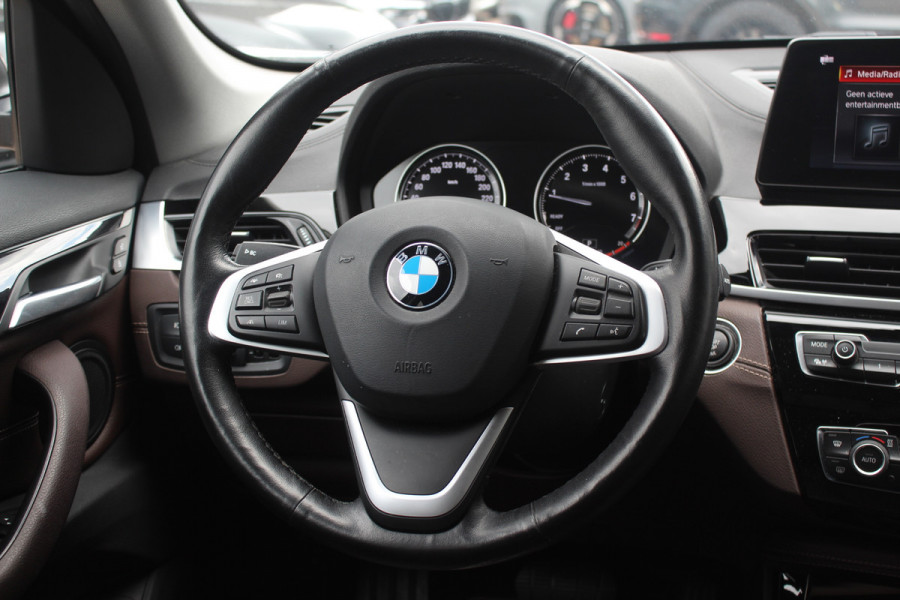 BMW X1 sDrive20i VDL Nedcar Edition / Trekhaak / Camera / Head-up / Leder / 19'' / Keyless / Navigatie / ACC / Sportstoelen / Stoelverwarming / DAB