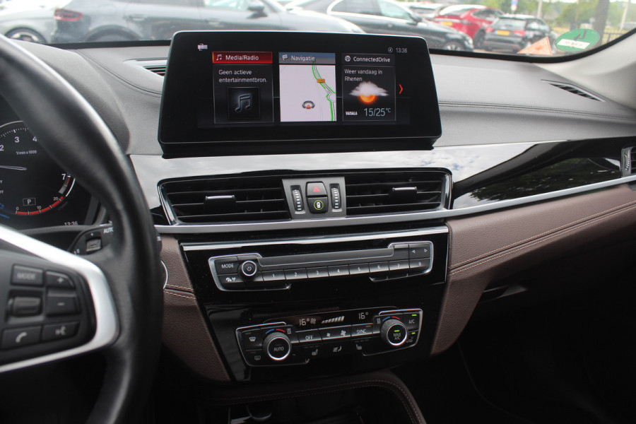 BMW X1 sDrive20i VDL Nedcar Edition / Trekhaak / Camera / Head-up / Leder / 19'' / Keyless / Navigatie / ACC / Sportstoelen / Stoelverwarming / DAB