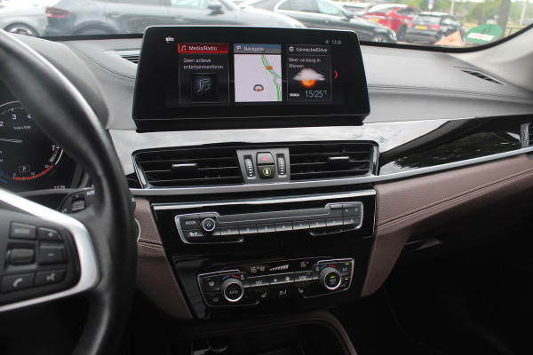 BMW X1 sDrive20i VDL Nedcar Edition / Trekhaak / Camera / Head-up / Leder / 19'' / Keyless / Navigatie / ACC / Sportstoelen / Stoelverwarming / DAB