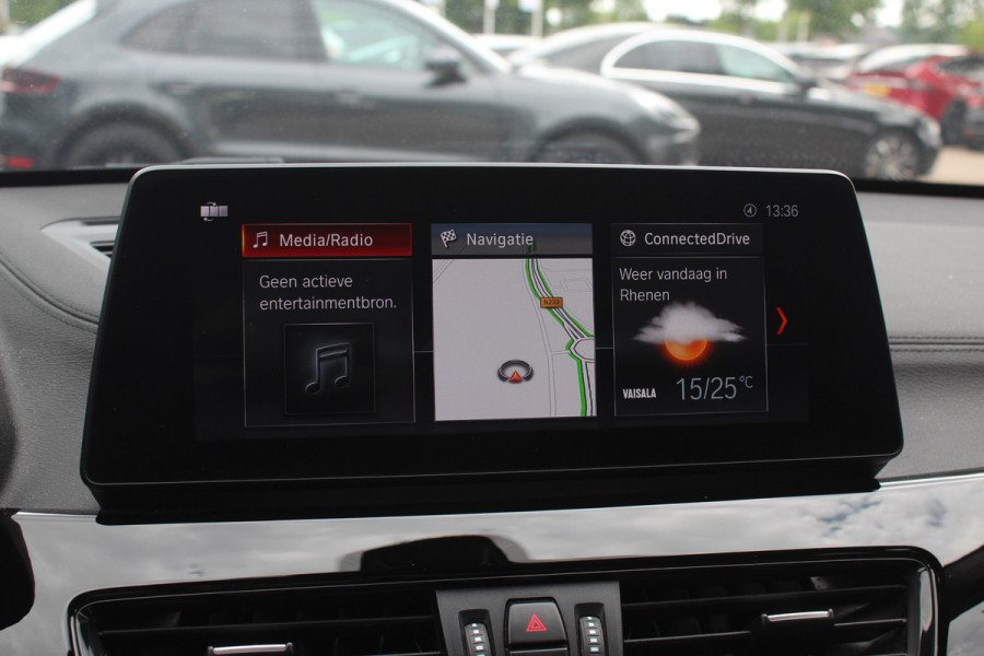 BMW X1 sDrive20i VDL Nedcar Edition / Trekhaak / Camera / Head-up / Leder / 19'' / Keyless / Navigatie / ACC / Sportstoelen / Stoelverwarming / DAB