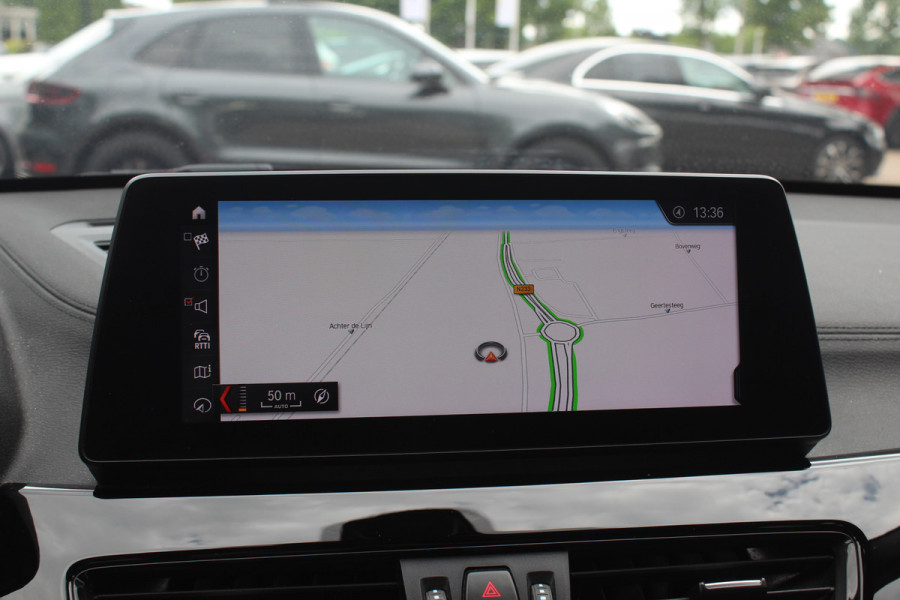 BMW X1 sDrive20i VDL Nedcar Edition / Trekhaak / Camera / Head-up / Leder / 19'' / Keyless / Navigatie / ACC / Sportstoelen / Stoelverwarming / DAB