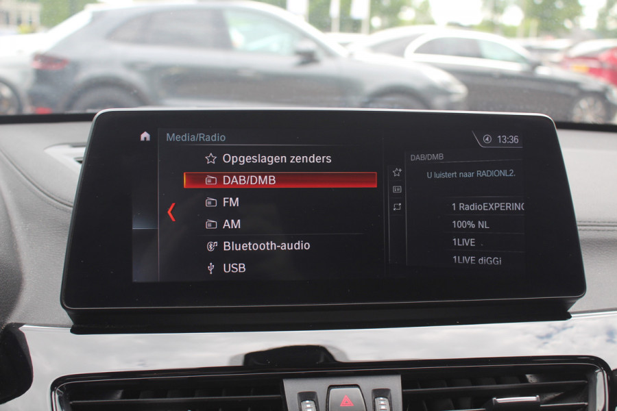 BMW X1 sDrive20i VDL Nedcar Edition / Trekhaak / Camera / Head-up / Leder / 19'' / Keyless / Navigatie / ACC / Sportstoelen / Stoelverwarming / DAB