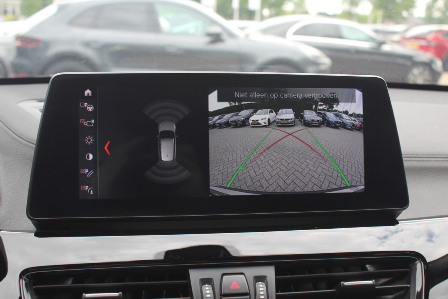 BMW X1 sDrive20i VDL Nedcar Edition / Trekhaak / Camera / Head-up / Leder / 19'' / Keyless / Navigatie / ACC / Sportstoelen / Stoelverwarming / DAB