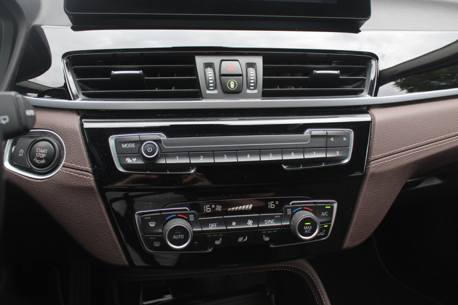 BMW X1 sDrive20i VDL Nedcar Edition / Trekhaak / Camera / Head-up / Leder / 19'' / Keyless / Navigatie / ACC / Sportstoelen / Stoelverwarming / DAB