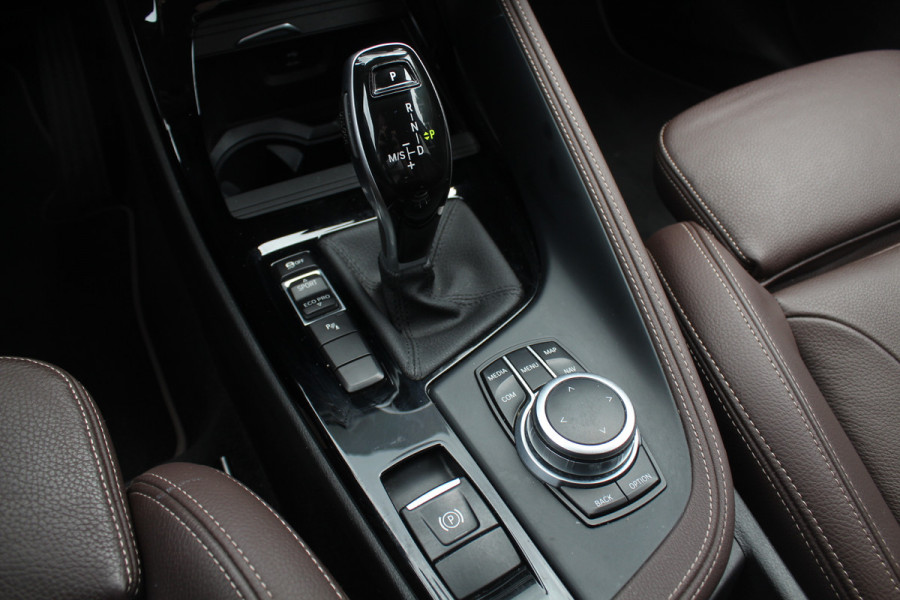 BMW X1 sDrive20i VDL Nedcar Edition / Trekhaak / Camera / Head-up / Leder / 19'' / Keyless / Navigatie / ACC / Sportstoelen / Stoelverwarming / DAB