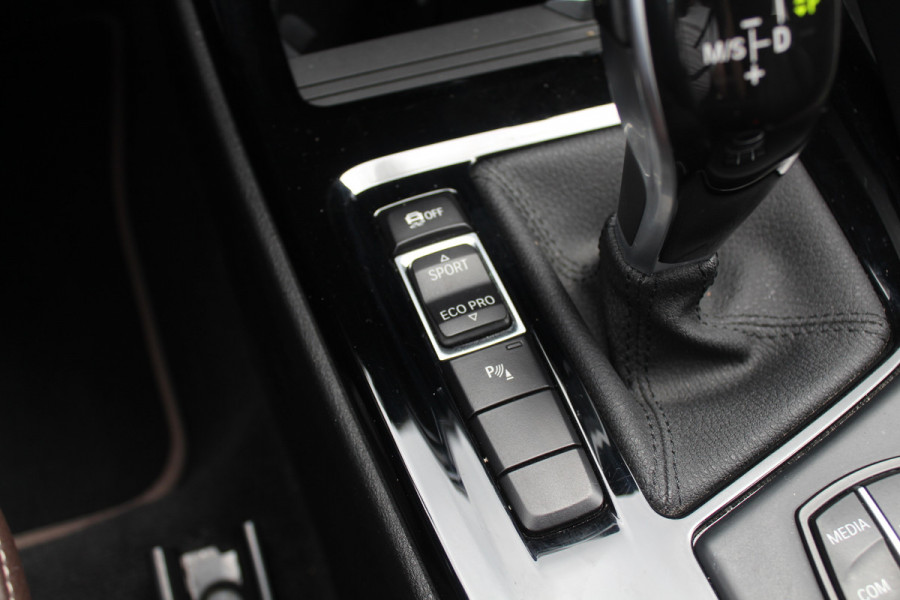 BMW X1 sDrive20i VDL Nedcar Edition / Trekhaak / Camera / Head-up / Leder / 19'' / Keyless / Navigatie / ACC / Sportstoelen / Stoelverwarming / DAB