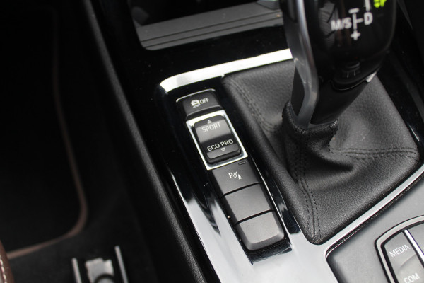 BMW X1 sDrive20i VDL Nedcar Edition / Trekhaak / Camera / Head-up / Leder / 19'' / Keyless / Navigatie / ACC / Sportstoelen / Stoelverwarming / DAB