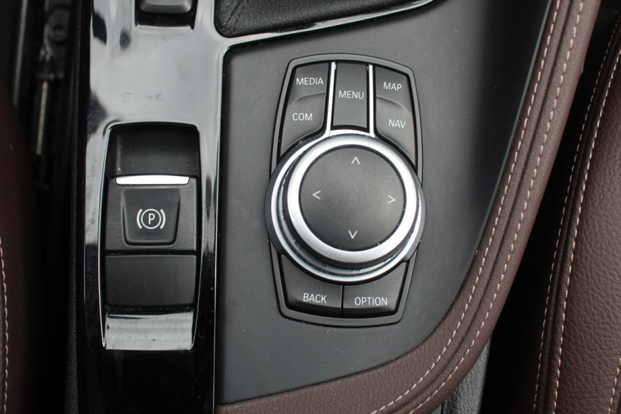 BMW X1 sDrive20i VDL Nedcar Edition / Trekhaak / Camera / Head-up / Leder / 19'' / Keyless / Navigatie / ACC / Sportstoelen / Stoelverwarming / DAB