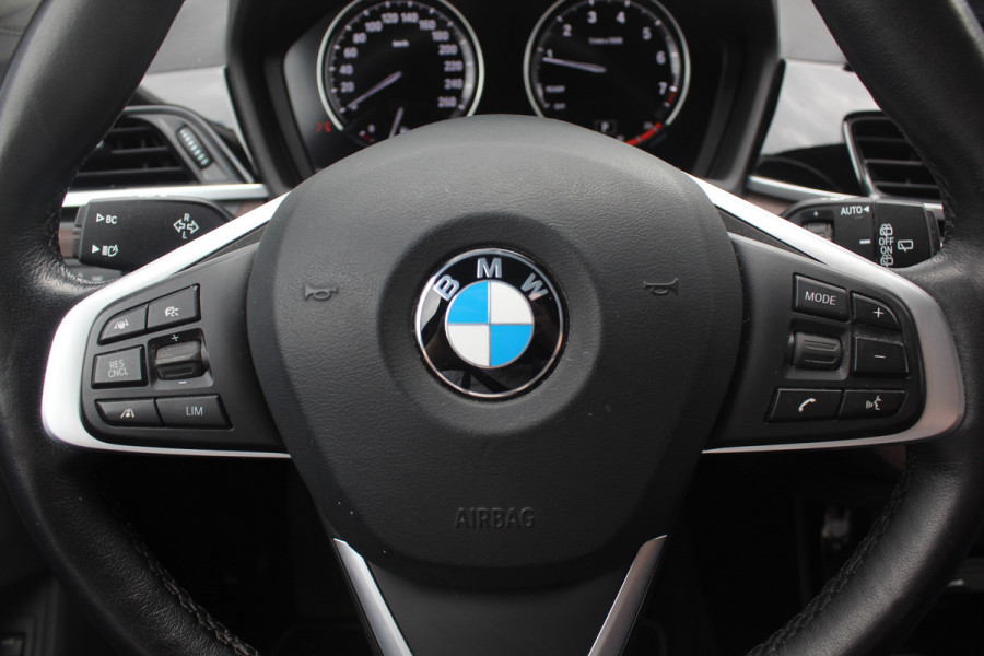 BMW X1 sDrive20i VDL Nedcar Edition / Trekhaak / Camera / Head-up / Leder / 19'' / Keyless / Navigatie / ACC / Sportstoelen / Stoelverwarming / DAB