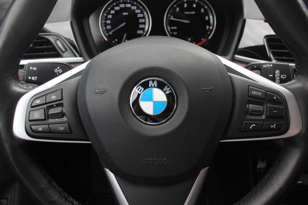 BMW X1 sDrive20i VDL Nedcar Edition / Trekhaak / Camera / Head-up / Leder / 19'' / Keyless / Navigatie / ACC / Sportstoelen / Stoelverwarming / DAB