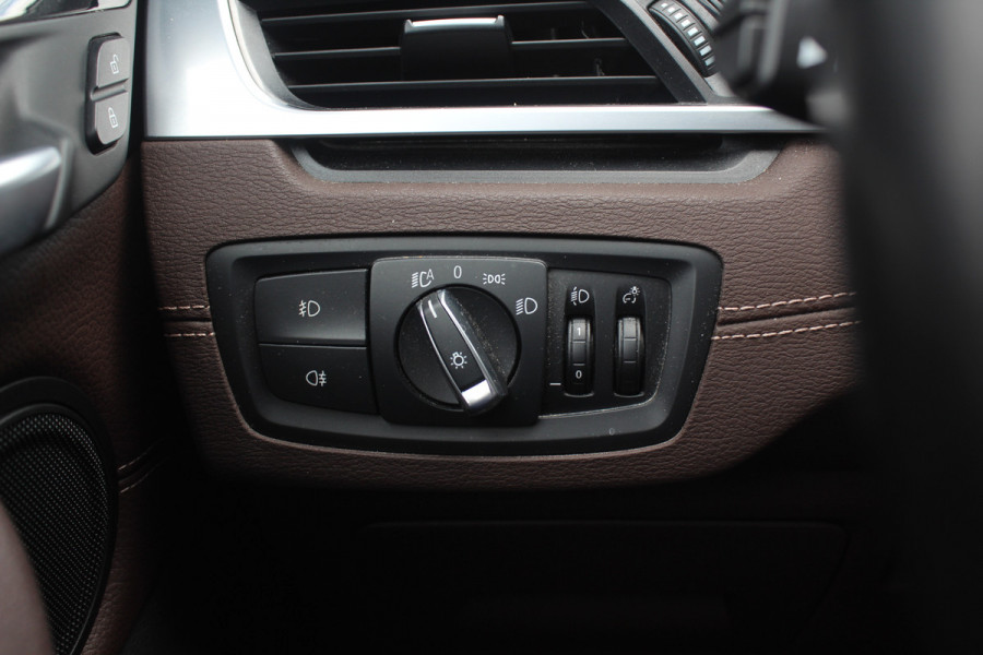 BMW X1 sDrive20i VDL Nedcar Edition / Trekhaak / Camera / Head-up / Leder / 19'' / Keyless / Navigatie / ACC / Sportstoelen / Stoelverwarming / DAB