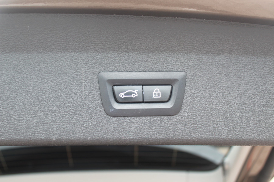 BMW X1 sDrive20i VDL Nedcar Edition / Trekhaak / Camera / Head-up / Leder / 19'' / Keyless / Navigatie / ACC / Sportstoelen / Stoelverwarming / DAB