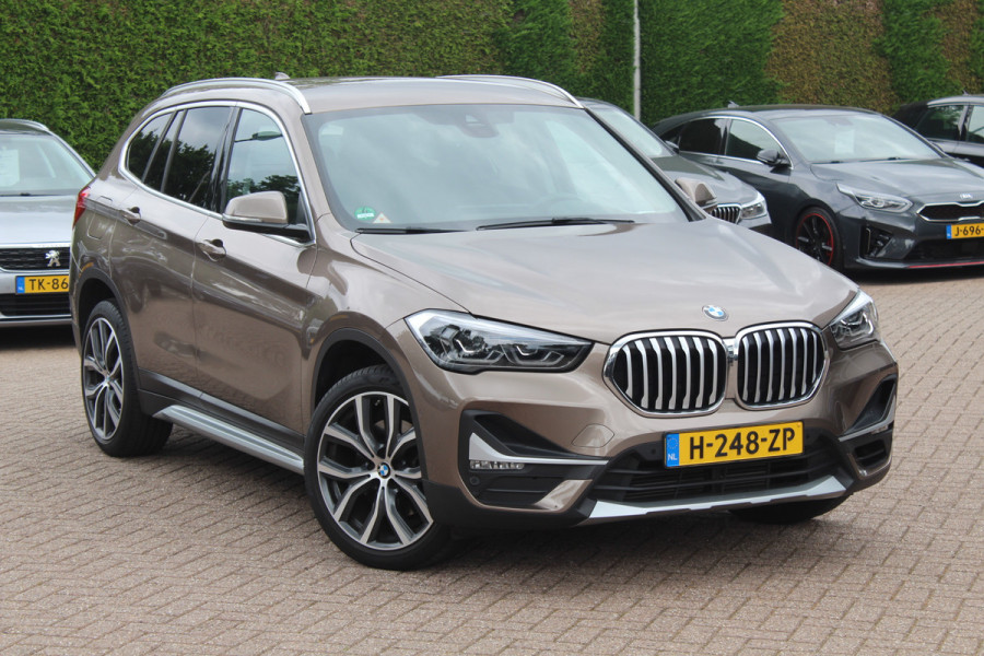 BMW X1 sDrive20i VDL Nedcar Edition / Trekhaak / Camera / Head-up / Leder / 19'' / Keyless / Navigatie / ACC / Sportstoelen / Stoelverwarming / DAB