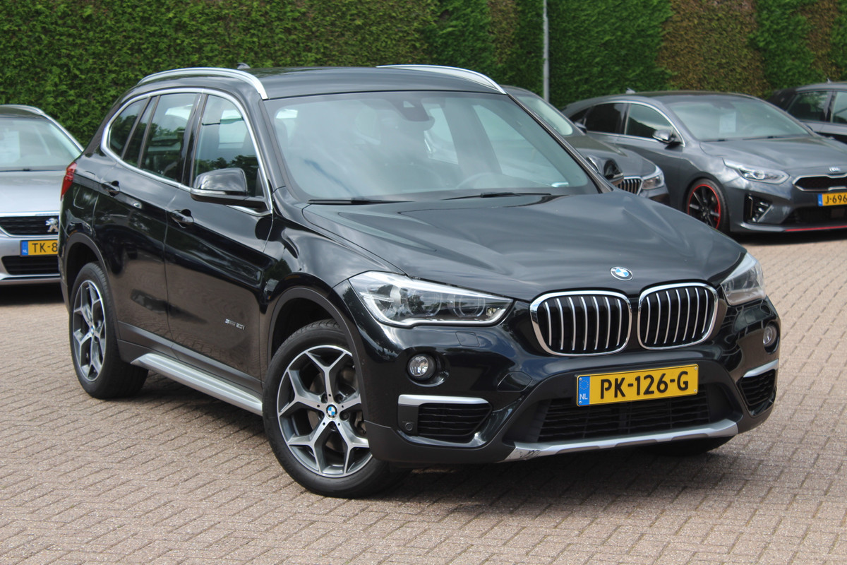 BMW X1 sDrive20i High Executive / Trekhaak / Head-up / Leder / Navigatie / 18'' / Parkeerhulp V+A / Keyless / Sportstoelen / Stoelverwarming / Cruise Control BMW X1 sDrive20i High Executive / Trekhaak / Head-up / Leder / Navigatie / 18'' / Parkeerhulp V+A / Keyless / Sportstoelen / Stoelverwarming / Cruise Control