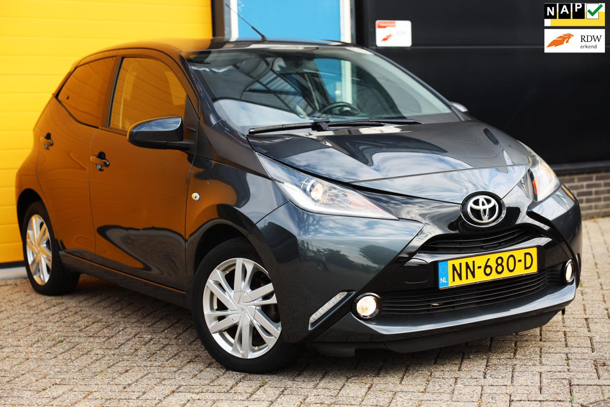 Toyota Aygo 1.0 VVT-i x-sport / AUT / NAP / Eerste Eigenaar / Camera / F1 Flippers / Airco / 5 Deurs / Allu Velgen Toyota Aygo 1.0 VVT-i x-sport / AUT / NAP / Eerste Eigenaar / Camera / F1 Flippers / Airco / 5 Deurs / Allu Velgen