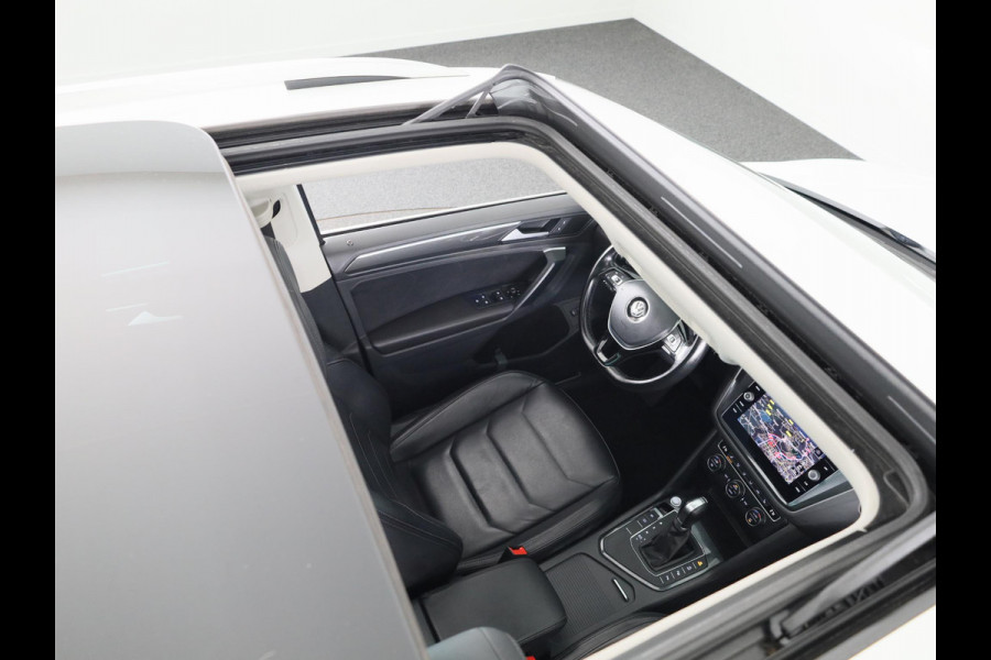 Volkswagen Tiguan 1.5 TSI ACT Highline 150PK | Automaat (DSG) | R-Line | Panoramadak | Leder interieur | Camera | Digitaal dashboard