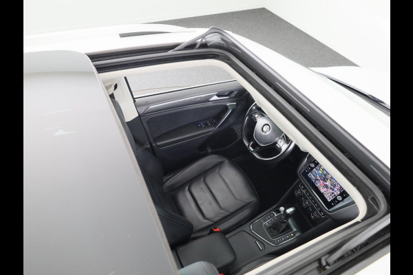 Volkswagen Tiguan 1.5 TSI ACT Highline 150PK | Automaat (DSG) | R-Line | Panoramadak | Leder interieur | Camera | Digitaal dashboard