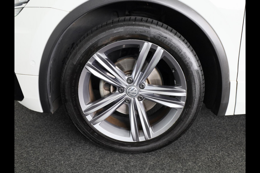 Volkswagen Tiguan 1.5 TSI ACT Highline 150PK | Automaat (DSG) | R-Line | Panoramadak | Leder interieur | Camera | Digitaal dashboard