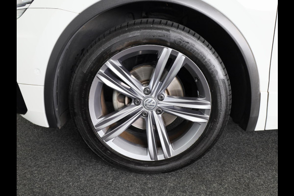 Volkswagen Tiguan 1.5 TSI ACT Highline 150PK | Automaat (DSG) | R-Line | Panoramadak | Leder interieur | Camera | Digitaal dashboard