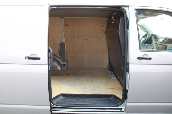 Volkswagen Transporter 2.0 TDI 150PK L1H1 Carplay / Navi / Trekhaak / PDC / 3 zits
