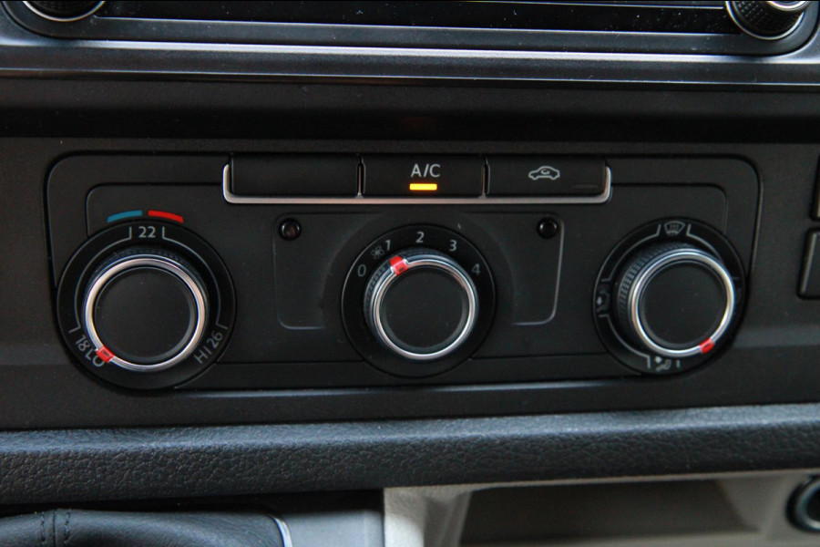 Volkswagen Transporter 2.0 TDI 150PK L1H1 Carplay / Navi / Trekhaak / PDC / 3 zits