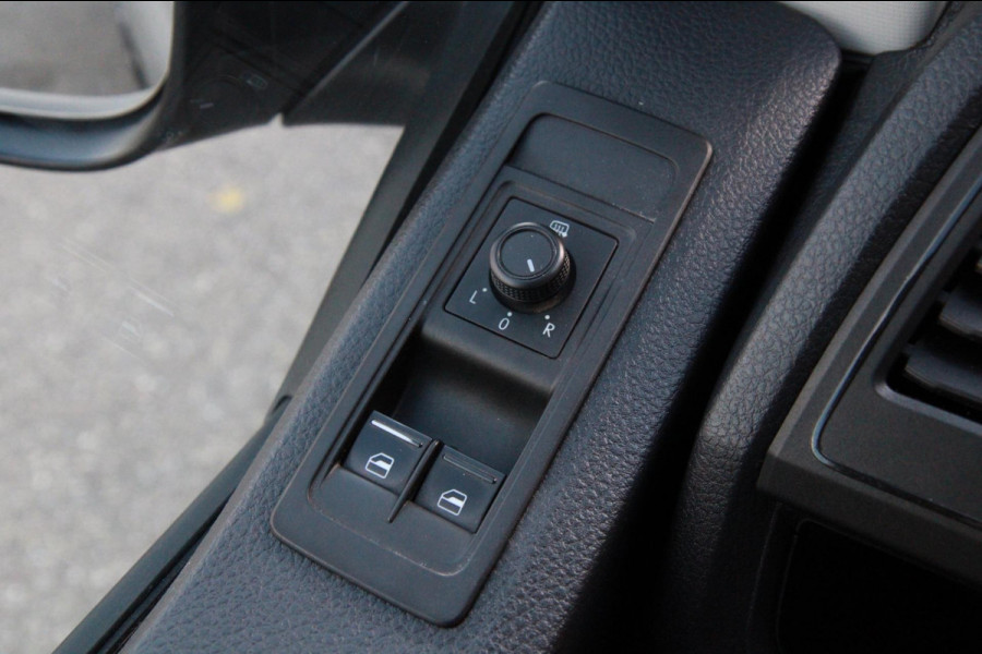 Volkswagen Transporter 2.0 TDI 150PK L1H1 Carplay / Navi / Trekhaak / PDC / 3 zits