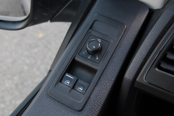 Volkswagen Transporter 2.0 TDI 150PK L1H1 Carplay / Navi / Trekhaak / PDC / 3 zits
