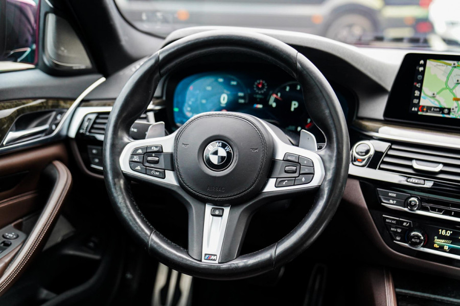 BMW 5 Serie 540i xDrive High Executive | M-pakket | Schuif/kanteldak | Adaptieve Cruise | Nappa | Camera | Stoel + Stuurverwarming